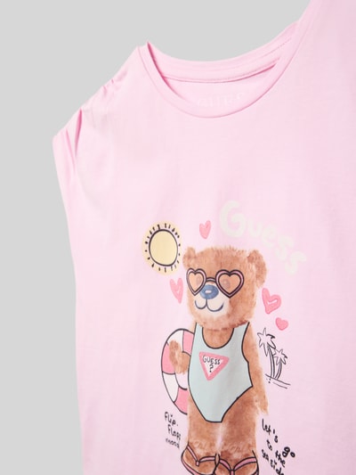 Produktfoto, Kinder T-Shirt mit Motiv Modell 'BATWING' von Guess aus rosa Baumwoll-Elasthan-Mix, Regular-Fit, Rundhalsausschnitt, Motivprint.