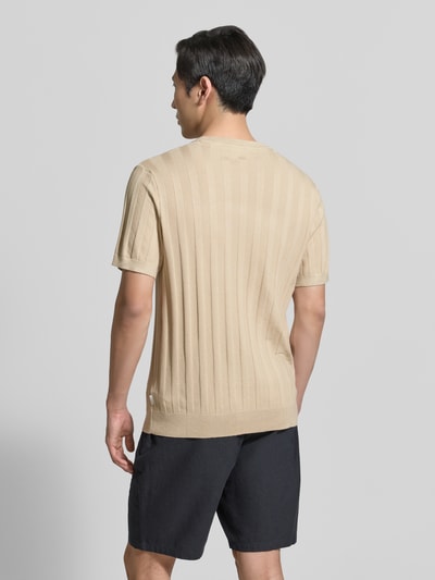 Männermodel trägt gebreid shirt uit viscosemix met riblook en ronde hals, regular fit van Lindbergh, ruglengte maat M 69 cm, mouwlengte maat M 24 cm, heren, ganzkörperansicht rugaanzicht.
