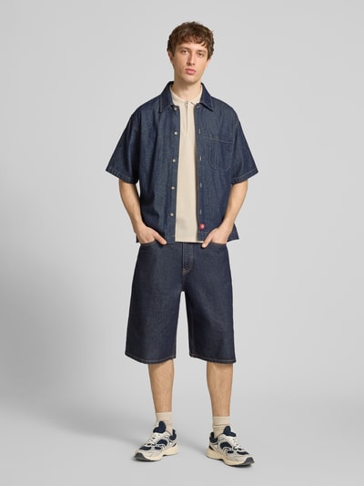 Mannenmodel draagt Regular fit poloshirt met ritssluiting model 'AUSTIN' van Jack & Jones, katoenmix materiaalmix met structuurpatroon, ruglengte bij maat M 69 cm, volledige lichaamsweergave voorkant.