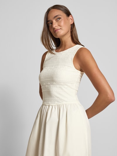 Frauenmodel trägt Maxikleid mit Spitze und Rundhalsausschnitt von Christian Berg Woman Selection in Creme, Material-Mix A-Linie, Nahaufnahme Oberkörper