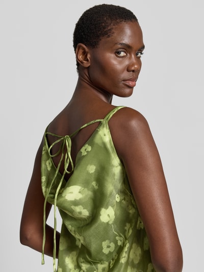 Frauenmodel trägt Schmales Freizeitkleid aus Viskose-Mix Modell 'GIONA' von Selected Femme mit florales-Batik Allover-Muster, Satin-Optik in grün, Maxi-Länge, ärmellos, Wasserfall-Ausschnitt, Materialverarbeitung: Satin, Nahaufnahme Rückansicht.