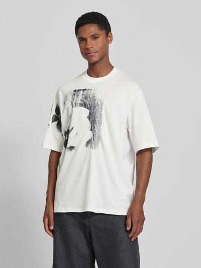 Männermodel trägt Comfort Fit T-shirt mit motiefprint van Armani Exchange, all-over look, ronde hals, ruglengte maat M 76 cm, ganzlichaamsvoorzijde