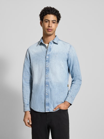 Męski model nosi Freizeithemd in Denim-Optik od G-Star Raw, bawełna, slim fit, kołnierz kent, jasnoniebieski, widok całej sylwetki z przodu.