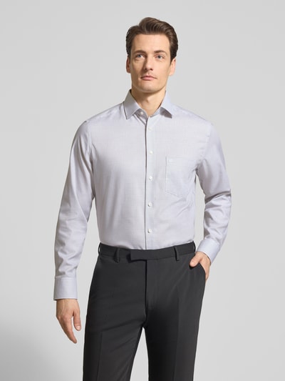 Männermodel trägt Regular Fit Business-Hemd mit Kentkragen von OLYMP, reine Baumwolle, Brusttasche, langärmelig, Sportmanschetten, Ganzkörperansicht von vorne. Rückenlänge 80 cm, Schulterbreite 48 cm, Ärmellänge 64 cm, Farbe hell, leicht gemustert, glatte Textur.