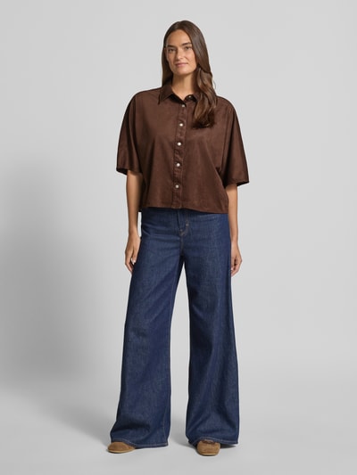 Vrouwenmodel draagt Boxy Fit Bluse met 1/2-arm Modell 'Fermes' van OPUS, bruin, stretch-materiaal, hemdkraag, knoopsluiting, denim broek, volledig lichaam van voren.