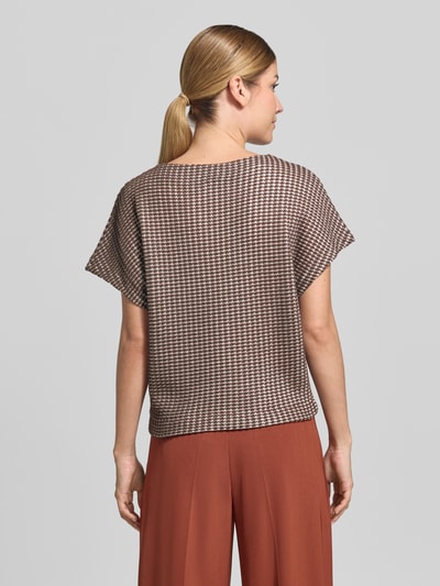 Männermodel trägt Damski t-shirt Regular Fit T-Shirt aus Baumwoll-Mix Modell 'Gutina' von OPUS in braunen und beigen Tönen, Ganzkörperansicht Rückansicht.
