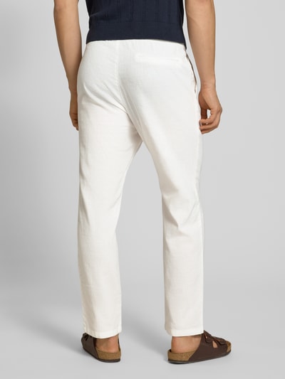 Mannenmodel draagt Pull On Hose in Leinen-Optik mit Eingrifftaschen van REVIEW, witte katoen, regular fit, elastische tailleband, achteraanzicht, detailopname.