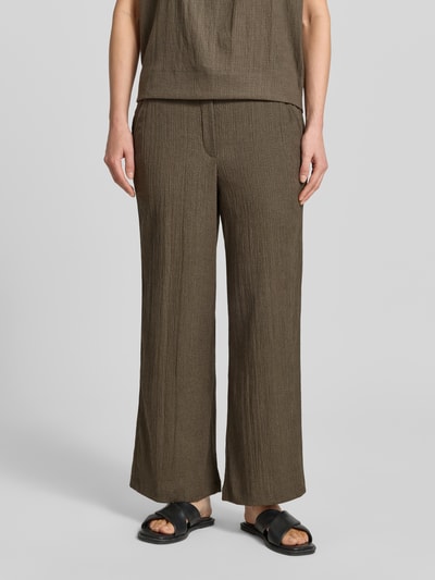 Frauenmodel trägt Wide Fit Stoffhose mit Strukturmuster Modell 'Mileni' von OPUS, Elastischer-Material-Mix, Eingrifftaschen, Ganzkörperansicht von vorne.