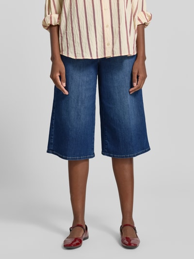 Frauenmodel trägt Bermudas im 5-Pocket-Design Modell 'Liv' von Angels aus dunkelblauem Baumwoll-Mix, Wide Leg Fit, Nahaufnahme Oberschenkel.
