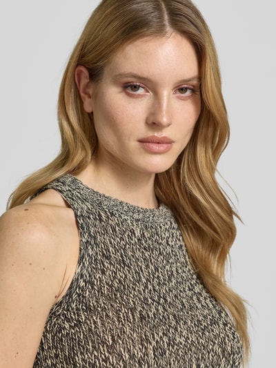 Kobiece modelka nosi top z dzianiny z okrągłym dekoltem od Style Icon Collection, mieszanka bawełny, dopasowany krój, gruby ścieg, długość tyłu w rozmiarze S: 51 cm, zbliżenie na górną część ciała