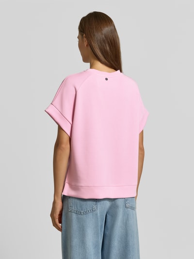 Frauenmodel trägt T-Shirt mit elastischen Abschlüssen von Rich & Royal in Rosa, lockerer Schnitt, Material mit Stretch-Anteil, Ganzkörperansicht Rückansicht.