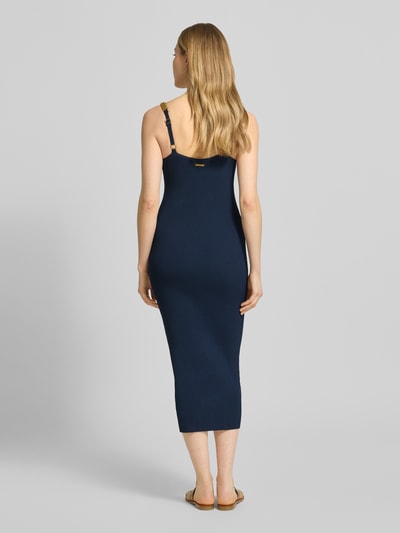 Frauenmodel trägt Midikleid mit tiefem Rundhalsausschnitt von Hemdblusenkragen, Viskose-Mix, Feinripp-Textur, navy, Ganzkörperansicht Rückansicht.