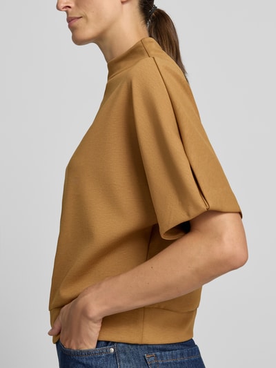 Frauenmodel trägt Regular Fit Sweatshirt mit Baumwoll-Modal-Anteil Modell 'Golli' von OPUS in Karamellbraun, glatte Struktur, Nahaufnahme Oberkörper.