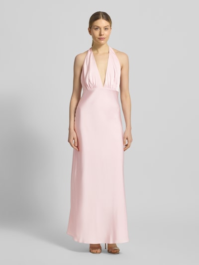 Modelka kobieca nosi Maxikleid mit V-Ausschnitt Modell 'Dascha' von JOOP!, satyna, krój dopasowany, kolor jasnoróżowy, widok całej sylwetki z przodu.