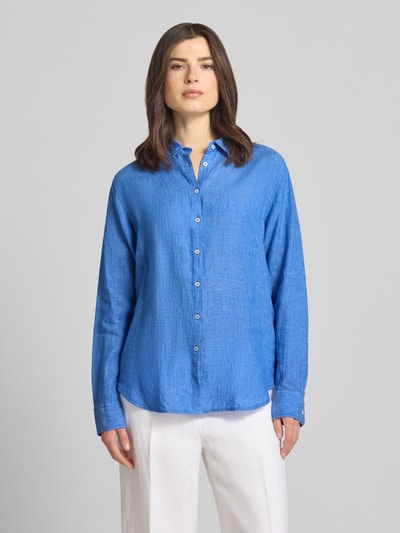 Vrouwenmodel draagt Hemdbluse aus Leinen mit Kentkragen Modell 'MIRA' van 0039 Italy, regular fit, zuiver linnen, blauwe kleur, knopenlijst, sportmanchetten, voorkant volledig zichtbaar, frontaal zicht, volledige lichaamsopname.