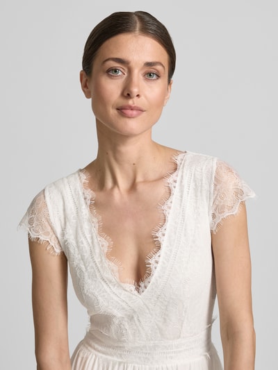 Vrouwenmodel draagt Braut-Jumpsuit met diep V-hals model 'Emmie' van GUIDO MARIA KRETSCHMER WOMAN, rechte fit, kanten top, close-up bovenlichaam.