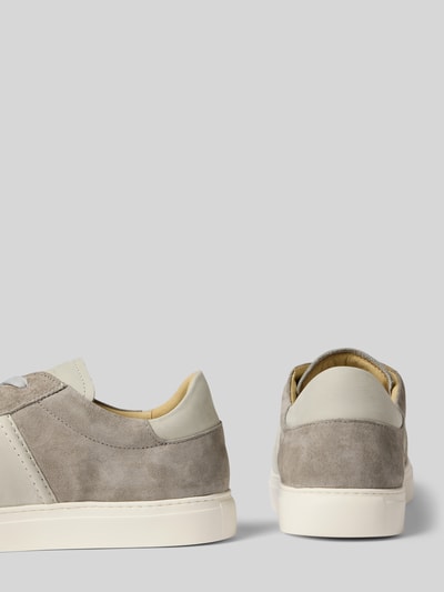 Produktfoto, Sneaker aus echtem Leder Modell 'Jase Morris' von Nubikk in Grautönen mit weißer Sohle, abgerundete Passform, Logo-Detail, Absatzhöhe 3 cm, Schafthöhe 8 cm, Schaftweite 10 cm, strukturierte Wild- und Glattleder-Oberfläche.