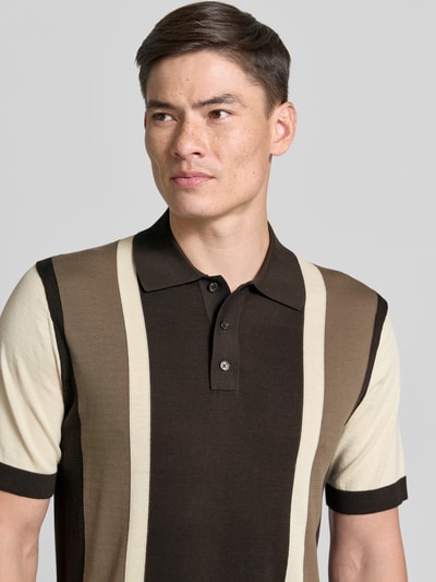 Männermodel trägt Regular Fit Poloshirt in Strick-Optik von Drykorn aus Reine Baumwolle, Polokragen, Kurzärmelig, Nahaufnahme Oberkörper.
