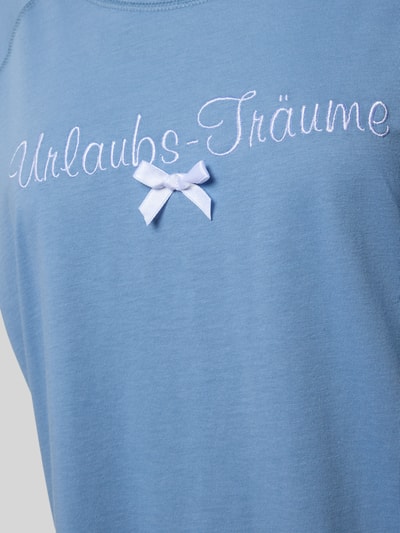 Frauenmodel trägt Nachthemd mit Stitching Modell 'Urlaubsträume' von LOUIS & LOUISA aus reiner Baumwolle, oversized, Rundhalsausschnitt, Nahaufnahme Oberkörper.