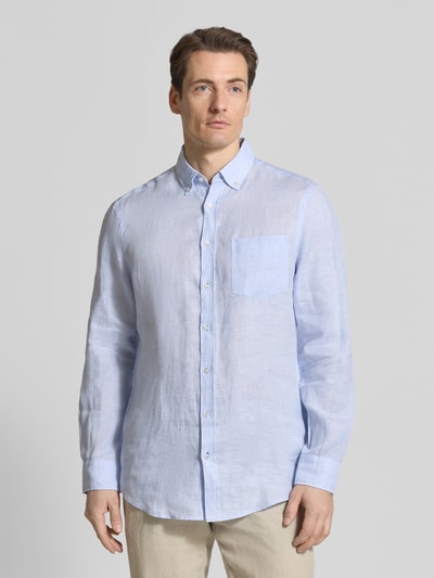 Männermodel trägt Slim Fit Leinenhemd mit Brusttasche von Christian Berg Men in Hellblau, leichte Textur, Knopfleiste, Ganzkörperansicht von vorne, Kontext: Reines Leinen, Button-Down-Kragen, Rückenlänge 79 cm, Schulterbreite 43 cm, Ärmellänge 68 cm.