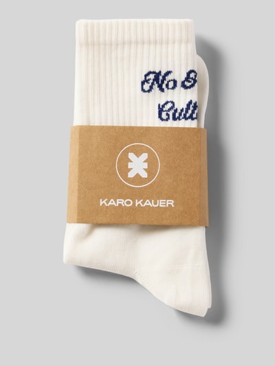 Produktfoto, Socken mit geripptem Bund Modell 'No Hustle' von Karo Kauer, cremefarben, blauer Schriftzug, glatte Textur, Damen Socken aus Baumwoll-Mix mit Stretch-Anteil