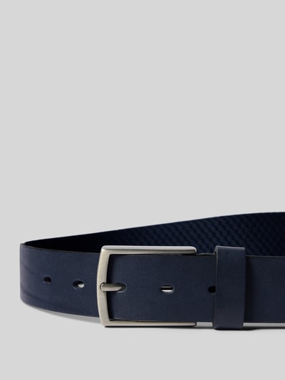 Produktfoto, Gürtel mit Dornschließe von Lloyd Men's Belts in Dunkelblau mit matter Oberfläche, klassische Passform, Detailaufnahme.