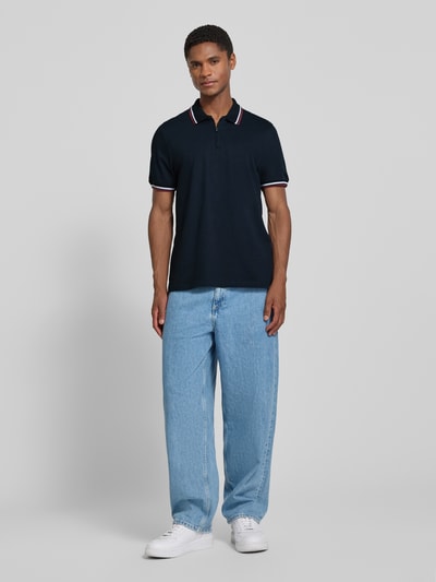 Männermodel trägt Slim Fit Poloshirt mit Kontraststreifen und Reißverschluss von MCNEAL aus Baumwoll-Elasthan-Mix, Ganzkörperansicht von vorne, Rückenlänge bei Größe M 73 cm.
