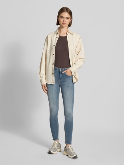 Frauenmodel trägt Skinny Fit Jeans aus Baumwoll-Mix Modell 'BLUSH' von ONLY in Hellblau mit schmalem Bein, Damen Skinny Fit Jeans von ONLY, Ganzkörperansicht von vorne.