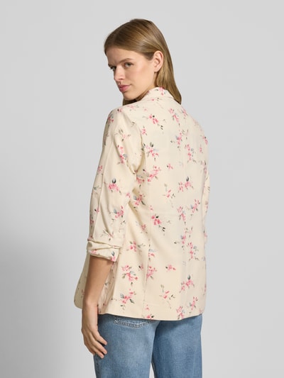 Vrouwenmodel draagt Regular Fit Longblazer met all-over motief Model 'BOSELLA' van Pieces, geweven structuur, schoudervullingen, 3/4-mouwen, achteraanzicht.