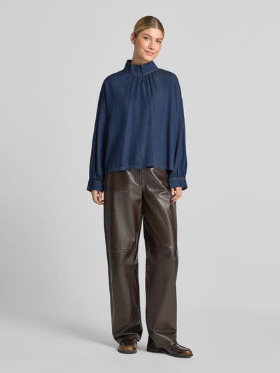 Kobieta modelka nosi Relaxed Fit Jeansbluse aus Lyocell-Baumwoll-Mix od Jake*s Casual, ciemnoniebieska bluzka o gładkiej teksturze, szerokie spodnie skórzane, Ganzkörperansicht von vorne