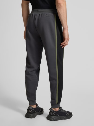 EA7 Emporio Armani Regular Fit Sweathose mit Kontraststreifen Modell 'Train' Mittelgrau 5