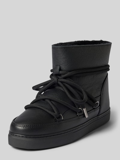 Produktfoto, Boots mit Logo-Detail von INUIKII, schwarze Farbe, abgerundete Passform, Schnür-Detail, leicht profilierte Sohle, Größe 40 mit 3 cm Absatzhöhe, 15 cm Schafthöhe und 15 cm Schaftweite, glatte Struktur.