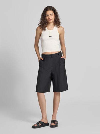 Modelka nosi Slim Fit Top aus Baumwolle-Mix mit Logo-Print od 7608951, mieszanka bawełny, krój slim fit, nadruk z logo, listwa guzikowa, długość tyłu w rozmiarze S: 44 cm, całopostaciowy widok z przodu