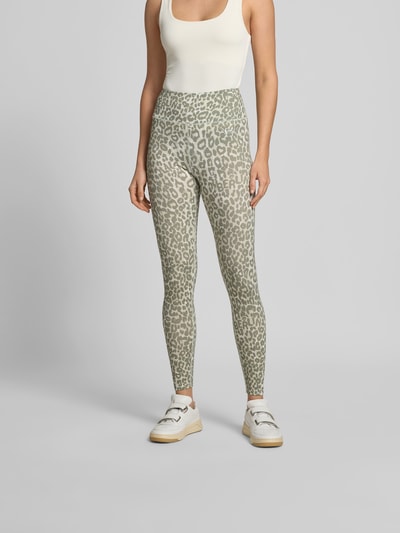 Frauenmodel trägt Leggins aus Viskose-Mix von Lala Berlin mit Allover-Animal-Print, Logo-Detail, Slim Fit, knöchellang, Ganzkörperansicht von vorne.