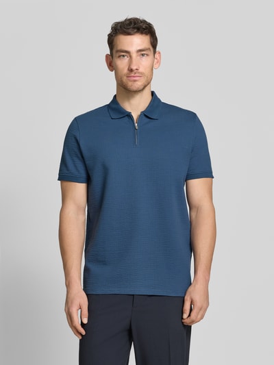 Männermodel trägt Regular Fit Poloshirt mit Strukturmuster von MCNEAL in Blau, Baumwoll-Mix, Reißverschluss, Kurzärmelig, Ganzkörperansicht von vorne.
