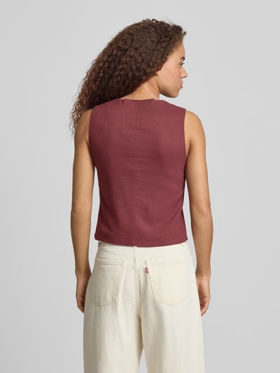 Frauenmodel trägt Regular Fit Weste aus Viskose-Leinen-Mix Modell 'GOA' von Only in Unifarbe, Flammgarn, Ganzkörperansicht Rückansicht.