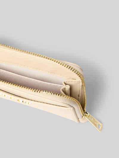 Produktfoto, Portemonnaie aus Rindsleder-Mix mit Label-Applikation von Hey Marly in Beige, goldener Reißverschluss, strukturierte Oberfläche.