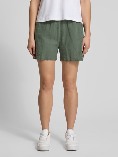 Vrouwenmodel draagt Regular Fit bermudashorts uit puur katoen model 'TIZANA' van Only in groen, steekzakken, gevlamd garen, boord met tunnelkoord, look: regular fit onderstuk, volledige vooraanzicht,
