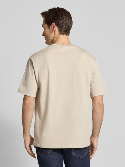 Männermodel trägt Oversized T-Shirt mit Rundhalsausschnitt von Lindbergh in Beige, reine Baumwolle, Rückenlänge 71 cm, Ganzkörperansicht Rückansicht.