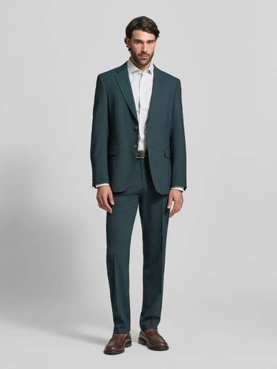 Männermodel trägt Slim Fit Businesshemd aus Baumwoll-Mix Modell 'HANK' von BOSS mit Allover-Muster, Ganzkörperansicht von vorne.