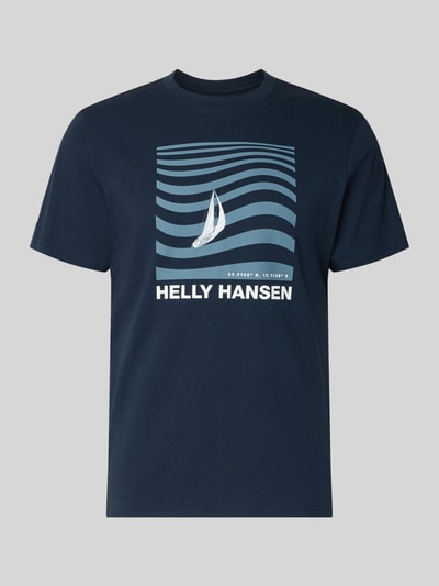 Produktfoto, dunkelblaues T-Shirt mit Logo- und Motiv-Print Modell 'SHORELINE' von Helly Hansen, reine Baumwolle, gerader Schnitt, Rundhalsausschnitt, Segelboot-Motiv, klare Linien und glatte Textur.