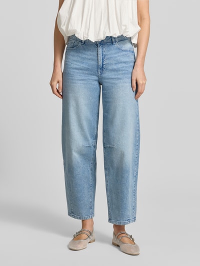 Frauenmodel trägt Barrel Fit Jeans mit Eingrifftaschen von Zero im Used-Look aus Baumwoll-Elasthan-Mix, Ganzkörperansicht von vorne.