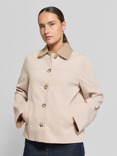 Kobiece model nosi Regular Fit bluzon z wykładanym kołnierzem model 'CHELSEAPOPPY' od VERO MODA, jasny beż, gładka faktura, całkowity widok z przodu, damska bomberka / bluzon.