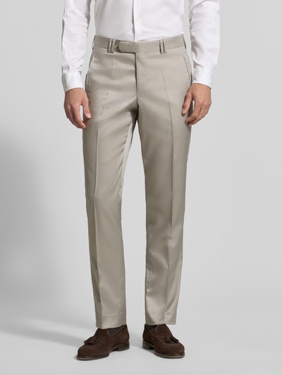 Männermodel trägt Anzughose aus Woll-Mix mit Bügelfalten von Wilvorst in Beige, Slim Fit, glatte Struktur, Gesäßtaschen, Nahaufnahme Vorderansicht.
