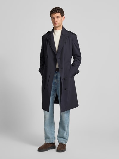 Männermodel trägt Regular Fit Trenchcoat mit Taillengürtel Modell 'TRENCH SUMMER' von Strellson, Unifarben, Ganzkörperansicht von vorne.