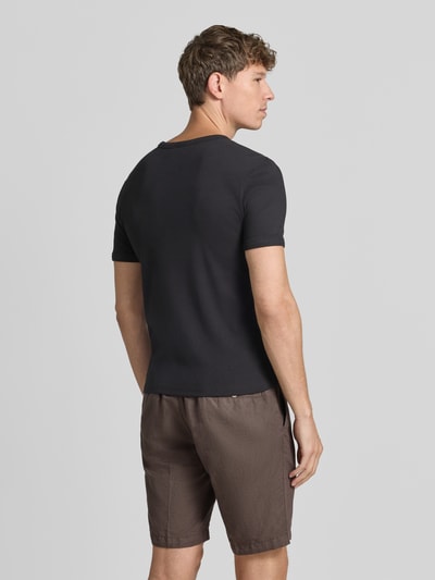 Männermodel trägt T-Shirt in Ripp-Optik mit Rundhalsausschnitt von Jake*s, Baumwoll-Elasthan-Mix, Slim-Fit, Rückenlänge 56 cm, Ganzkörperansicht Rückansicht.