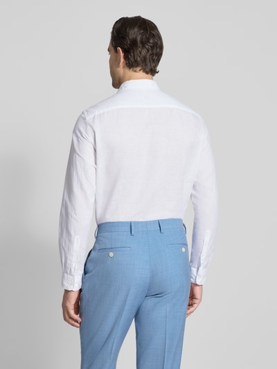 Männermodel trägt Regular Fit Freizeithemd aus Leinen-Mix von Jake*s in Weiß mit Kentkragen, kombiniert mit hellblauer Hose, Ganzkörperansicht Rückansicht. Rückenlänge 75 cm, Schulterbreite 50 cm, Ärmellänge 66 cm, Leinen-Mix mit Baumwoll-Anteil.