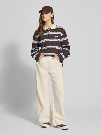 Frauenmodel trägt Baggy Fit Jeans mit Eingrifftaschen von Levi's®, weites Bein, reine Baumwolle, helle Farbe, Ganzkörperansicht von vorne.