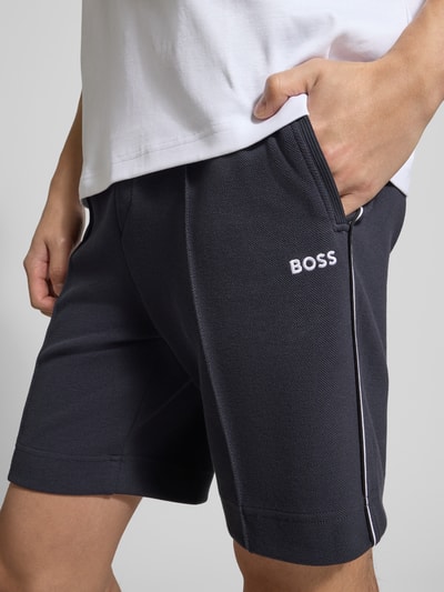 Männermodel trägt Regular Fit Shorts aus Baumwoll-Mix Modell 'T_JOIN Headlo' von BOSS Green, unifarben, Nahaufnahme Oberschenkel.