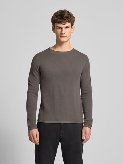 Männermodel trägt Basic Strickpullover mit Rundhalsausschnitt und Rollkanten von Review, Reine Baumwolle, Regular-Fit, Ganzkörperansicht von vorne.